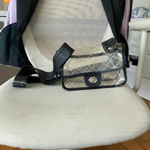 Väska - Genomskinlig liten väska går att byta axelband köpt second hand men ursprungligen från Ginatrico 