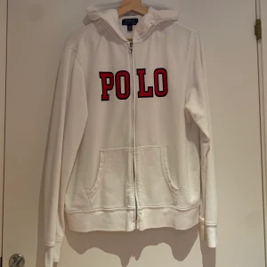 Zip up hoodie  - Säljer zip up hoodie ifrån Ralph lauren. Stl Xl (18-20), jag är 185cm Nypris 500kr