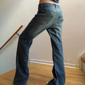 SNYGGASTE Jeansen i en rak/bootcut-modell. Tyvärr alldeles för stora på mig, därför svårt att få den rättvisa på bild! Från Kappahl från början men de har några år på nacken💜 Innerbenslängd: 79cm. Omkrets i Midjan: 79cm. Grenen: 25cm