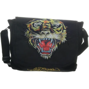 Ed Hardy axelväska - Skitsnygg Ed Hardy väska i fint skick, bra kvalité. ÄKTA. Flera små fack, ett stort. Perfekt som datorväska. För fler bilder eller mått kontakta mig! 💫