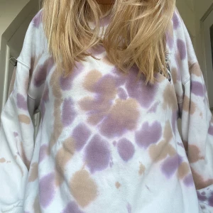 Hoodie - Denna super fina och mysiga tröjan från Pull&bear. Så mysig nu till hösten och värmer verkligen. Med ett super coolt tryck där back. Tveka inte att skriva för flera bilder eller något du undrar över❤️