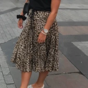 Plisserad leopardkjol  - Säljer denna halvlånga leopardkjolen som är plisserad! 