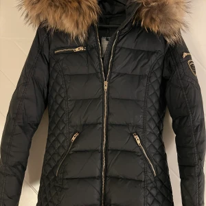 Rockandblue vinter jacka  - Rock and blue vinter jacka i storlek 36 men jag är en XS och den sitter super på mig! Använd en vinter men har ett ihopsytt hål på ena armen som man kan se på bild samt 2 små hål på andra armen som man knappt ser.