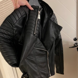 Chiquelle skinnjacka  - Chiquelle skinnjacka storlek 38 men jag tycker den sitter XS köpt för några år sedan men knappt använd. (En söm har gått upp innanför jackan som knappt syns!) Säljer för 300kr