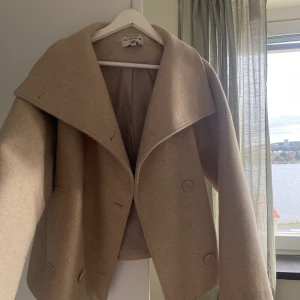 Jacka  - Säljer denna eftertraktade jacka från NAKD!  Använd ett fåtal gånger. Storlek 36! Köparen står för frakten. 1000kr eller bud. 