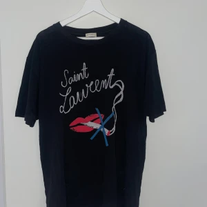 Yves saint Laurent tshirt - T-shirt strl M Använd 3 gånger