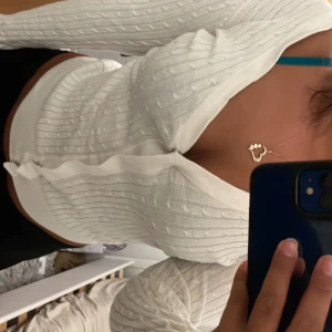 Urringad kofta med flöt mönster - Urringad kofta med smidiga knappar och Knut mönster från Gina tricot i mycket bra material. 