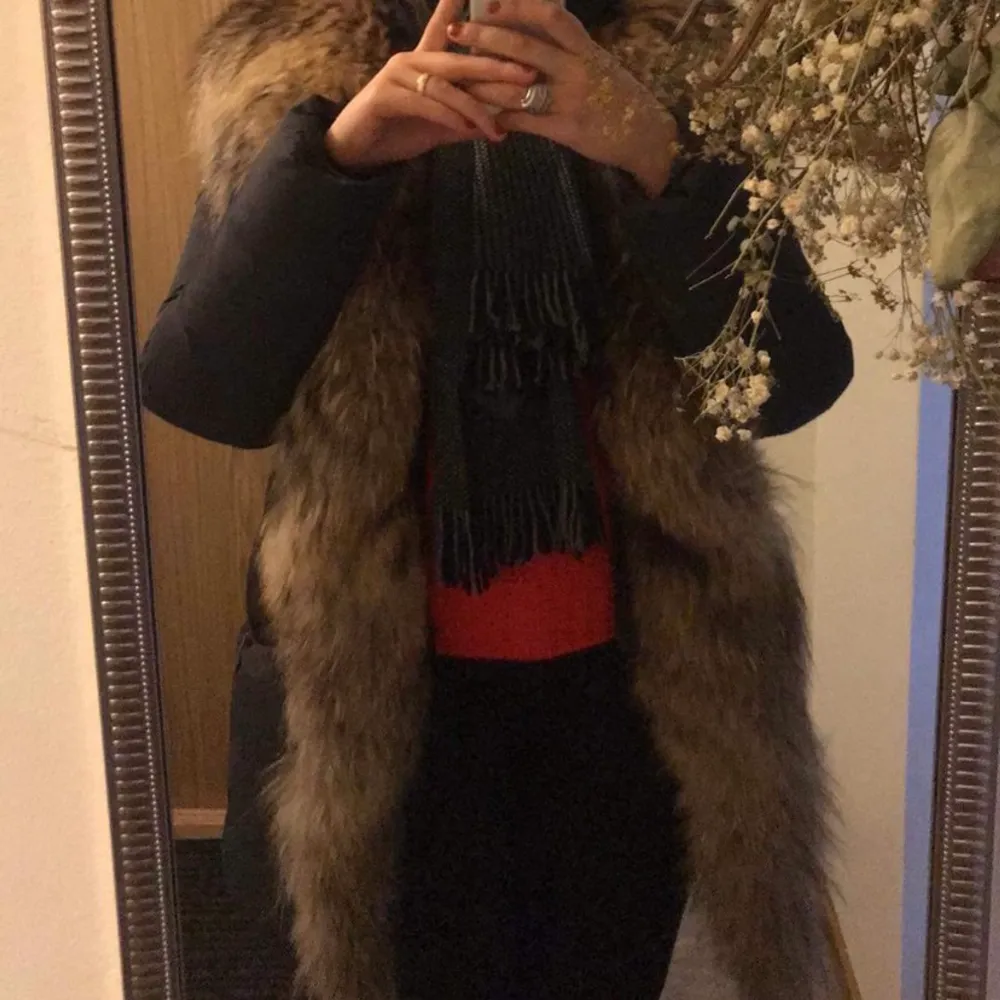 Här har vi en av mina favorit jackor of all times! Den är väldigt varm och otroligt fin. Det är lätt att lyxa till en basic outfit med denna härliga jacka. Nu vill jag ge lyxen till någon annans vardag! . Takit.