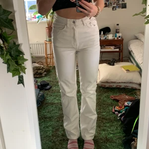 vita jeans -  jeans från weekday, modell ROWE, 27/34! är väldigt långa och går ner till fötterna på mig som är 176cm! ordinarie pris 500kr