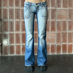 Lågmidjade jeans - Lågmidjade jeans med bootcut🧚‍♂️I väldigt bra skick! Mått: runt midjan 86 cm, innerbenslängd 85 cm. Frakt tillkommer💫