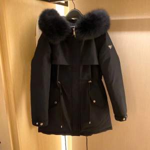 Säljer en helt ny svart Prada vinterjacka. Replika!! Stolek 40, passar som en M. Spårbar frakt ingår  Prutat och klart!!