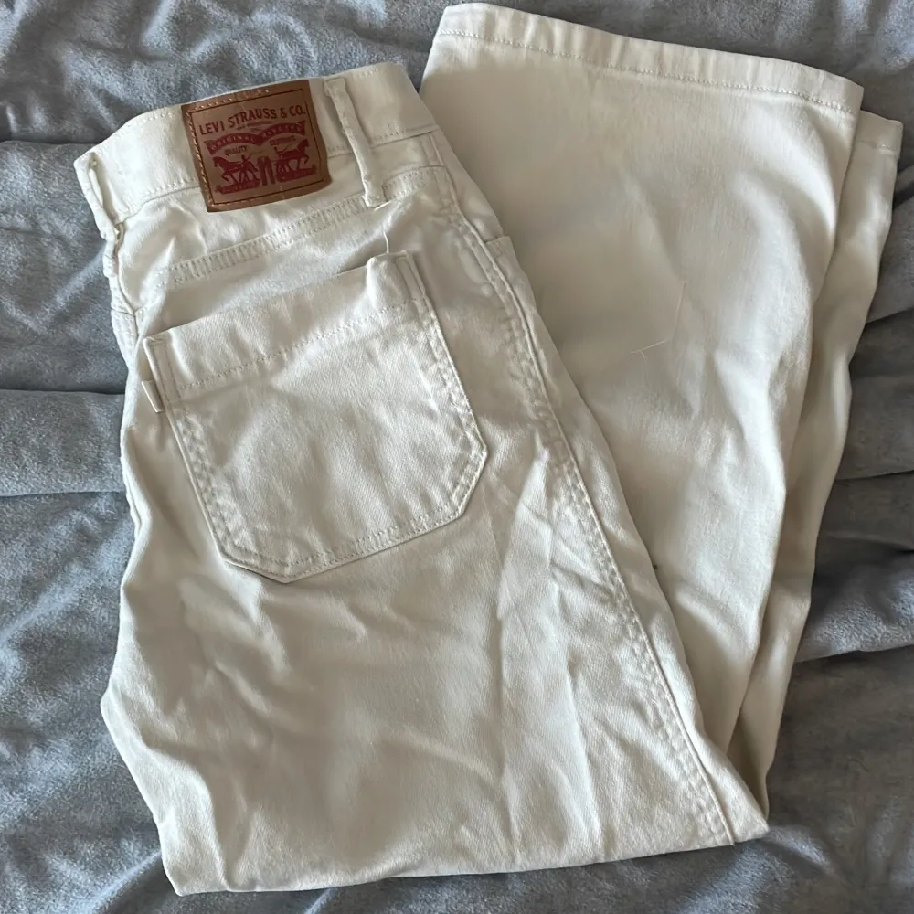 Ett par vita wide legged jeans som är lite för korta för mig (167cm). Jeans & Byxor.