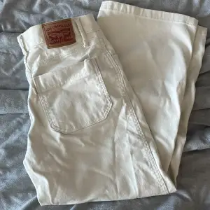 Ett par vita wide legged jeans som är lite för korta för mig (167cm)