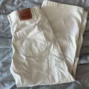 Levis jeans  - Ett par vita wide legged jeans som är lite för korta för mig (167cm)