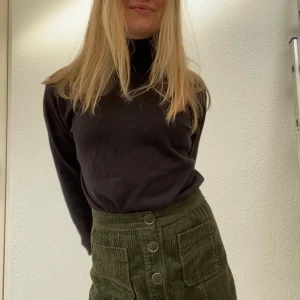 Polotröja från Zara - Höstig fin polotröja från Zara barn. Passar mig med xs/s. Säljer även kjolen på bilden!🤎