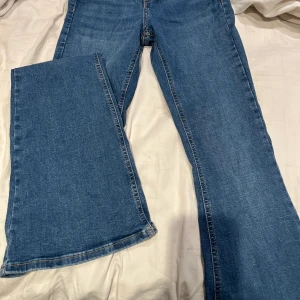 Jeans - Bootcut jeans från topshop. Aldrig använda pågrund av att jag glömde skicka tillbaka dem. Säljer pågrund av att de är för små för mig. + FRAKT
