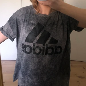 Adidas tröja - Adidas t-shirt, grå/svart med ett svart adidasmärke. Oanvänd, bra skick!