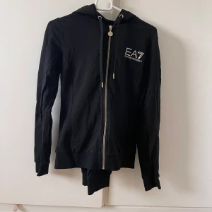 Emporio Armani Tracksuit stl S - Emporio Armani tracksuit i en mer slimmad model. Använd bara ett fåtal gånger, som ny.