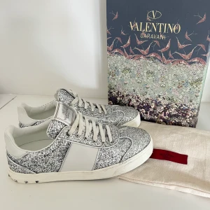 Valentino skor - I princip oanvända valentino skor i strl 38, kommer med dustbag och skolåda - skriv om ni har några frågor eller vill ha fler bilder 🙌🏼