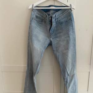 Lågmidjade jeans från Levis. Storlek 27, 350kr + frakt. Köpta för 1200kr.