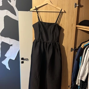 Långklänning  - Svart långklänning från hm  Banden kan man ta av - bandeau klänning Aldrig andvänt  Köpt för 499kr Säljer för 300kr  Helt ny  