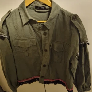 Höstjacka - Superfin jacka, strl xs från Zara. Använt skic. Rymlig i strl mer som S. 