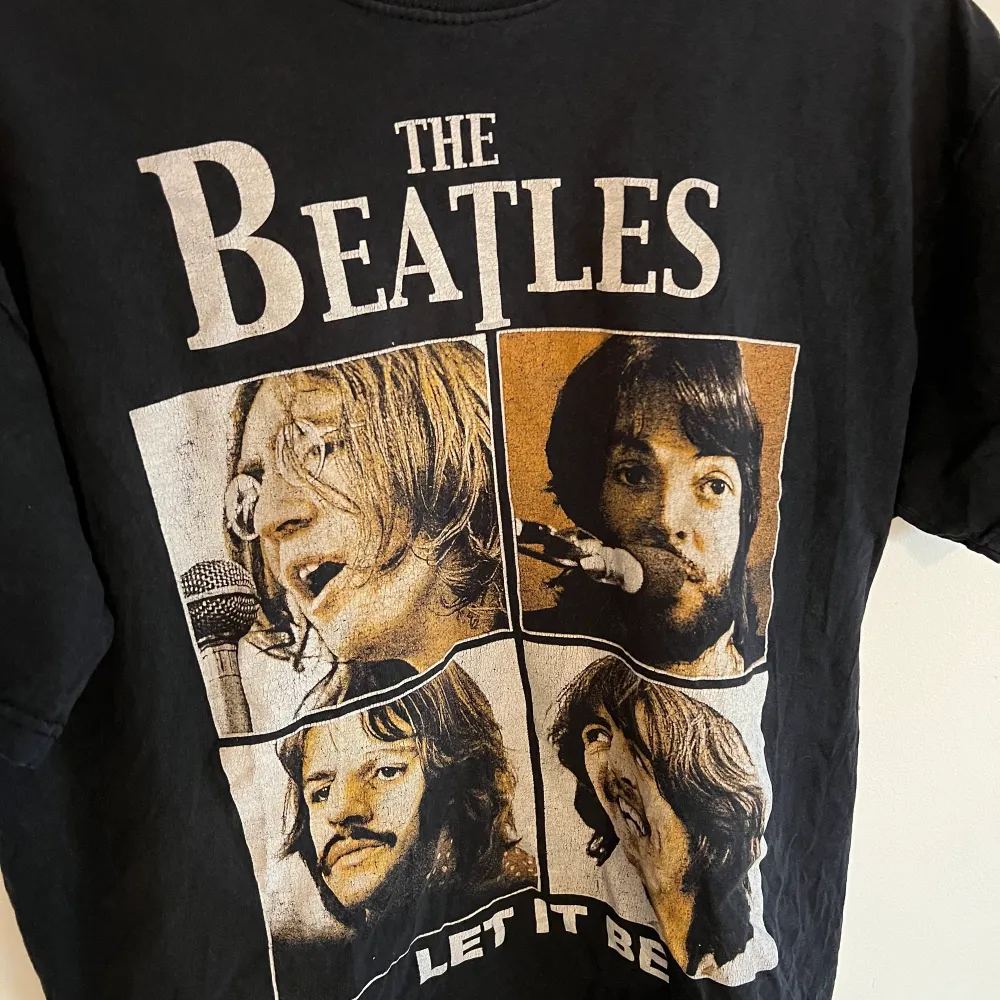 Köpt secondhand, trycket är något slitet men annars i fint skick! Har texten ”The Beatles” på baksidan (skicka meddelande för fler bilder) Frakt tillkommer💞. T-shirts.