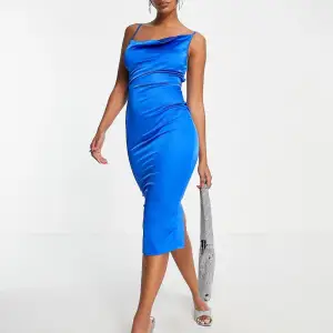 Väldigt snygg blå satin klänning. Från märket NaaNaa, köpt på ASOS. Använd 1 gång, lappar & kvitto finns. 💙