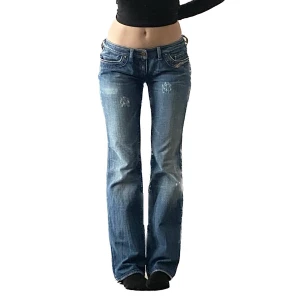 Lågmidjade Jeans - Snyggaste lågmidjade jeansen från Diesel. Midjemåttet: 78 cm, Innerbenslängden: 84 cm. Köpare står för frakt.✨Säljer fler lågmidjade jeans på min profil💕