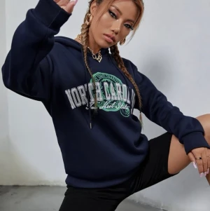 Hoodie - Använd fåtal gånger. Bilden är från shein hemsida så vill ni ha mer bilder från hur den ser ut skriv. 