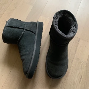 Uggs - Säljer mina grå Uggs som jag köpte förra året. Dom är inte jätteanvända använde mina svarta mer. Storlek 37❤️ 