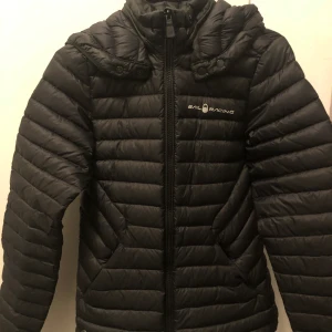 Sail racing jacka - Jacka som jag inte använder längre, har ett litet hål i ärmen men jag kan sy ihop den. Gott skick och bra till hösten/våren