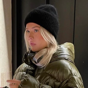 Alvii Mössa - Säljer min superfina Alvii mössa då den inte kommer till användning eftersom jag har flera andra mössor! Inte använd mer än 5 gånger. Startar budgivning om flera är intresserade. Kan mötas upp i Göteborg, skickar helst! Första bilden är lånad!