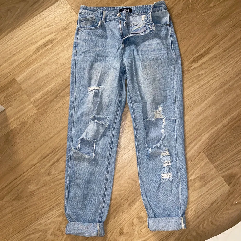 Sjukt snygga jeans från even&odd. Sparsamt använda och därför inga slitage. Om du köper fler än ett par jeans får du samfrakt och vi kan komma överens om ett billigt paketpris!!🥰. Jeans & Byxor.