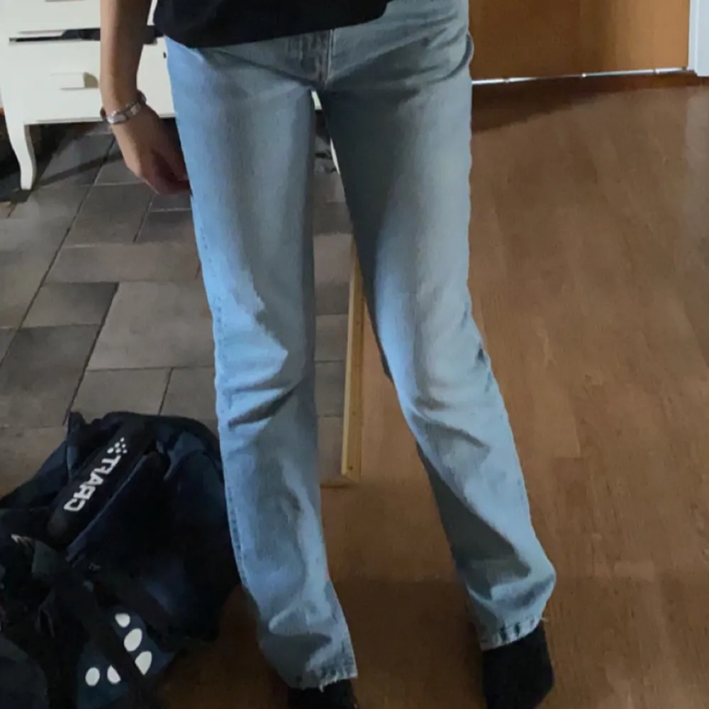 Mid Waits zara jeans med en slits där nere på insidan  Skit snygga, jag är 172. Jeans & Byxor.
