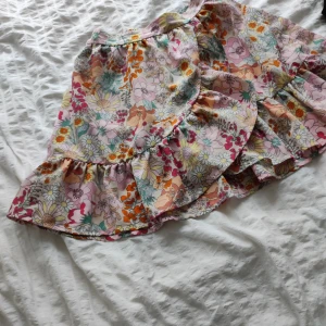 Kjol - Jag säljer min kjol pga att jag inte använder den.