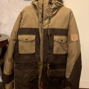 Fjällräven jacka, G1000 i storlek M men passar M,L - Super varm och skön Fjällräven jacka! Använd Max 2 ggr då jag inte är ett fann av vinterjackor. Som ny. Nypris på denna jackan ligger på nästan 9000kr Öppen för bud och byten Billigare vid snabb affär  