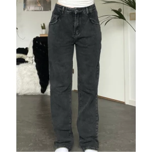 Jeans size M  - Svart jeans - ganska långa. Straight. 168 cm - 🧍🏼‍♀️ M men passar även S