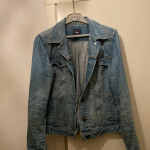 Gap jeans jacka  - Använd bara 2 gånger, ny och bra skick 
