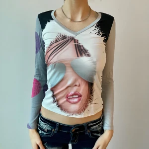 Y2k Custo Barcelona - Så unik tröja från 2000-tals märket Custo Barcelona☀️fint skick. 💎 Använd gärna köp nu-funktionen 🐬Endast frakt 🎀 Om den inte är markerad såld finns den kvar 🏝