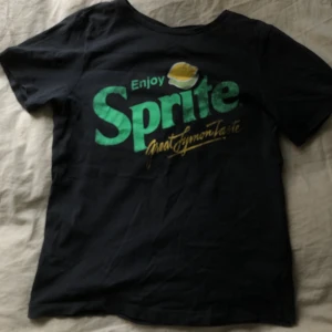 T-shirt - 💛Från: H&M💛Orginalpris: 150 kr💛Nytt pris: 20 kr+frakt💛Inga fläckar eller skador💛Kommer ifrån rök och djurfritt hem💛