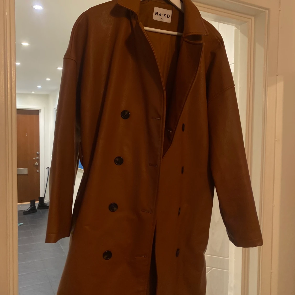 NA-KD läderkappa brun 