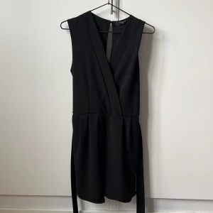 Byxdress svart  - En byxdress från Sisters Point storlek M. Svart. Använd fåtal gånger i mycket fint skick. 