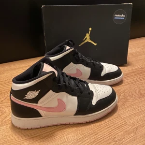 Air Jordans 1 - Säljer nu mina air jordans 1 mid arctic pink i storlek 40 som jag köpte förra året från restock för 3499kr. De är lite creasade därav priset men annars inga defekter💞
