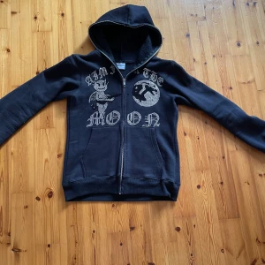 Aim for the moon hoodie  - Aim for the moon hoodie i storlek XS. Väldigt bra skick och inköpt för 800 kr. Pris kan diskuteras