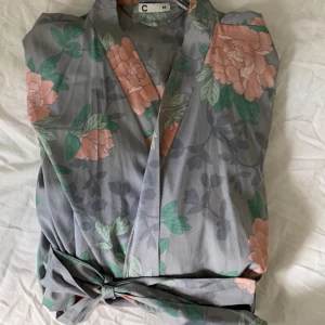 Kimono💘 - En kimono med blommor på, den är ungefär som den andra bilden bara ett annat mönster❣️