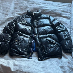 Ralph lauren jacka - Säljer min gamla jacka som jag använt några gånger förra vintern. Kommer inte till användning därför jag säljer. Har någon defekt men märks inte om man inte kollar noga. Hör av er för fler bilder. Kan diskutera pris.