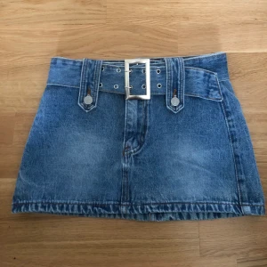 Kort jeanskjol - Midjemått: 70 Längd: 30 Höftstorlek: 94 Aldrig använd endast testad ☺️
