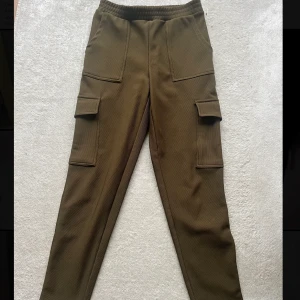 Gröna byxor - Köpta på second hand men tyvärr för små för mig. Annars skitsnygga gröna byxor med fickor! 🌸