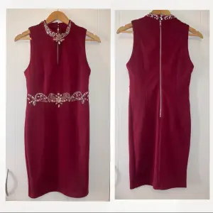 Vinröd klänning , storlek 34-36 , använt 1 gång . Nyskick . 